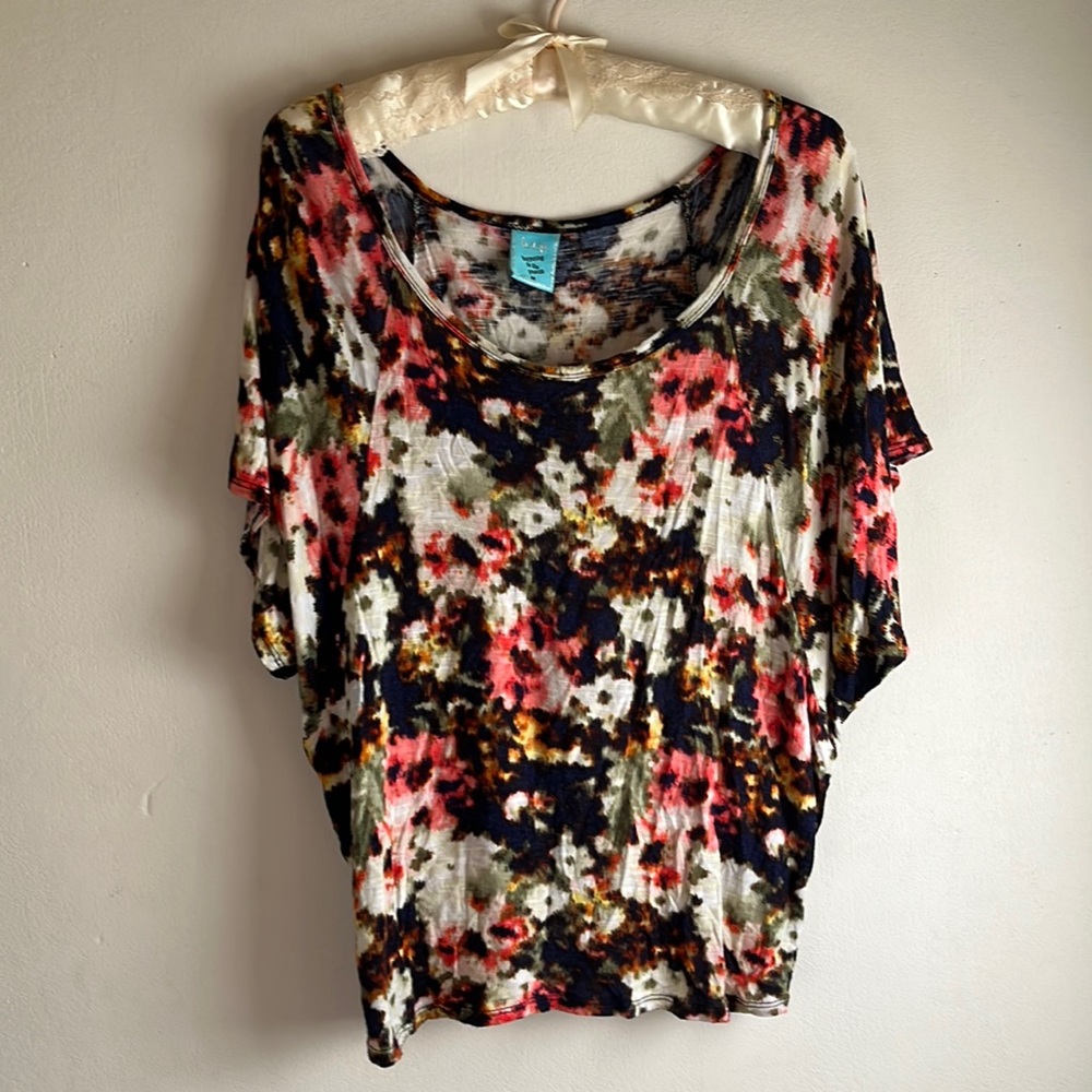 2/15 Vintage off the shoulder T-shirt size medium